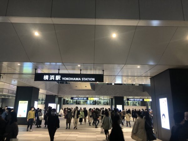 横浜駅の西口出たところ