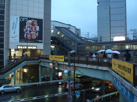 五反田駅東口前の歩道橋